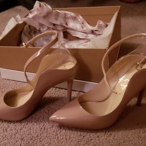 NEW W/BOX tan heels, never worn. Super cute!!